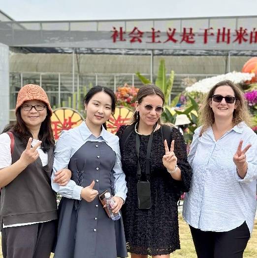 外国友人慕名参会，最右为Michela女士。