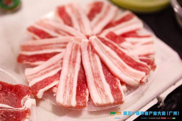 企业带来的优质猪肉产品吸引消费者品尝。
