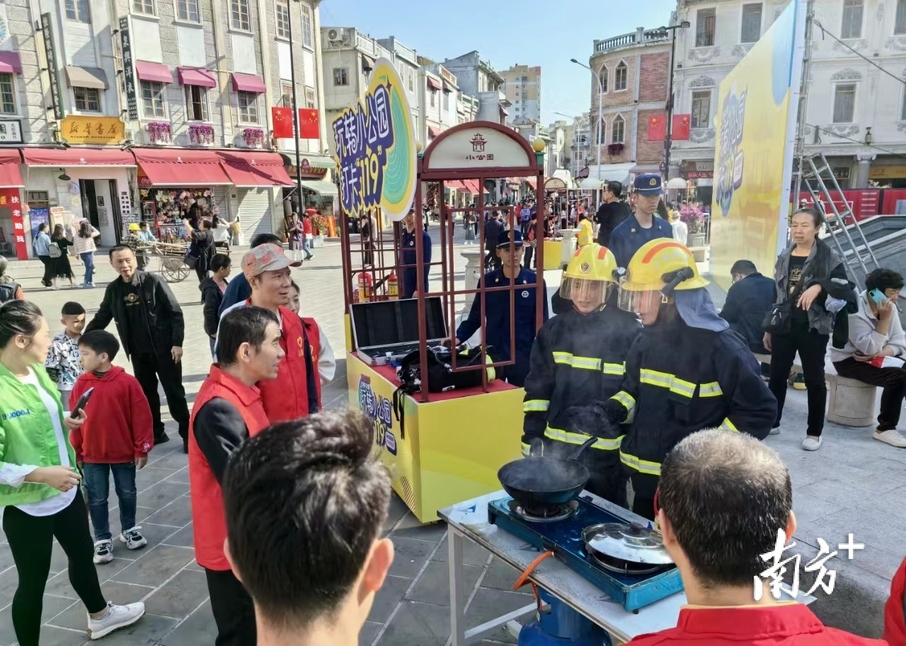 消防救援人员向市民游客讲解防火基本常识、灭火原理与技巧。 受访者供图