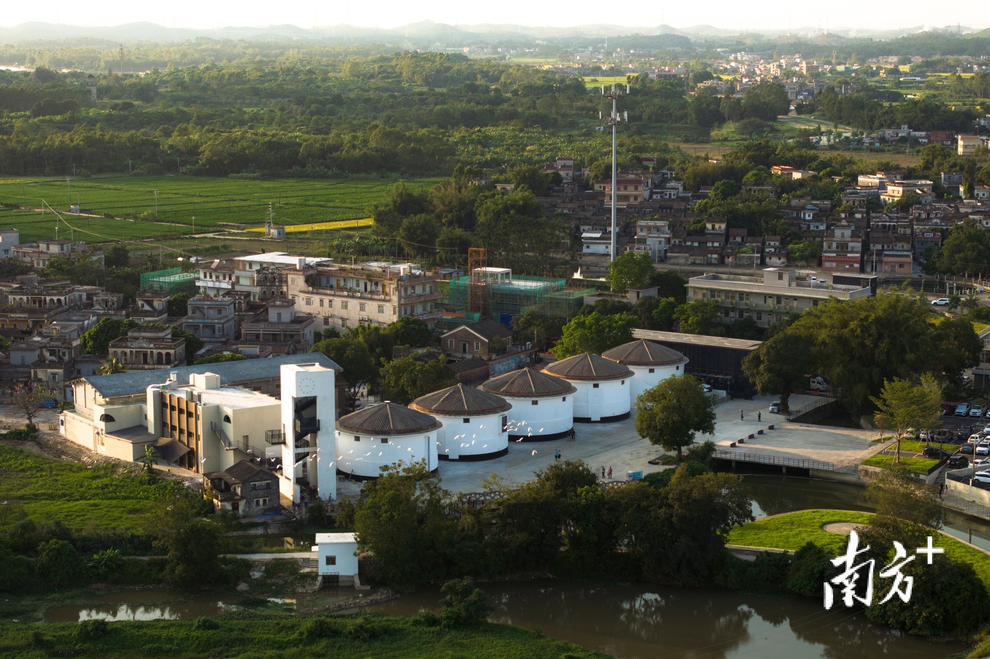 广东首家先锋书店落户江门开平塘口天下粮仓。何震环 摄