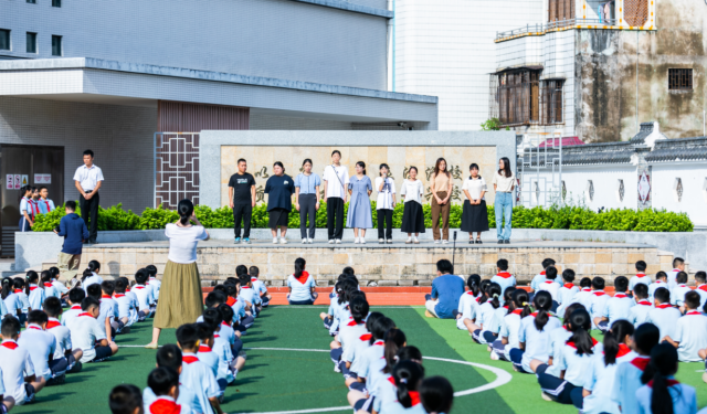 今年9月份开学仪式上，新入职的年轻教师与安堂学生见面