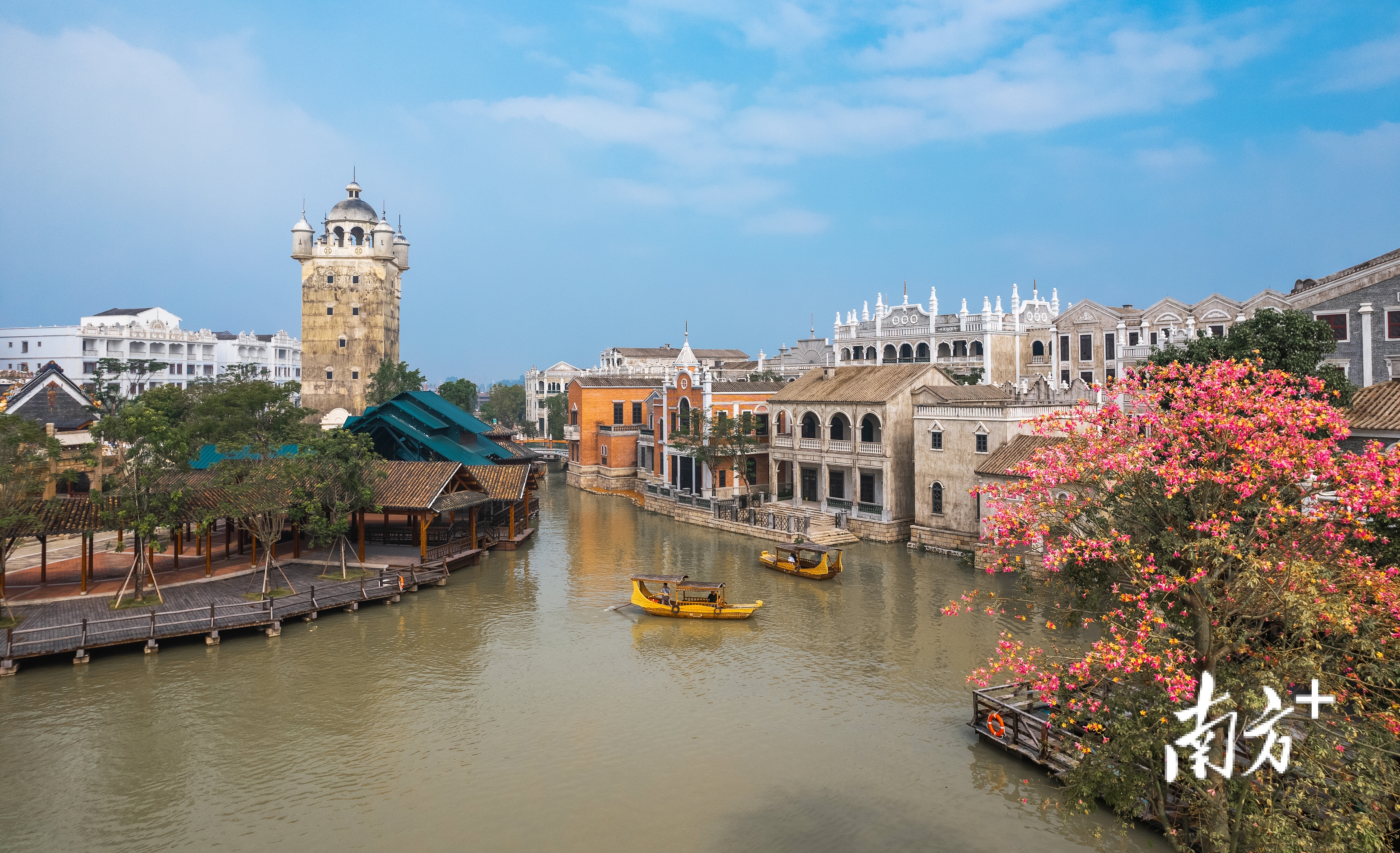 江门开平赤坎华侨古镇试运营后，今年迎来大批游客。开轩摄