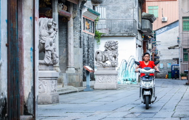 安堂村内的悠长的石板街