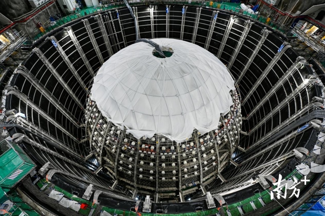 江门中微子实验中心坐落在开平金鸡镇,目前探测器安装中。中国科学院高能物理研究所供图 江门中微子实验中心坐落在开平金鸡镇,目前探测器安装中。中国科学院高能物理研究所供图