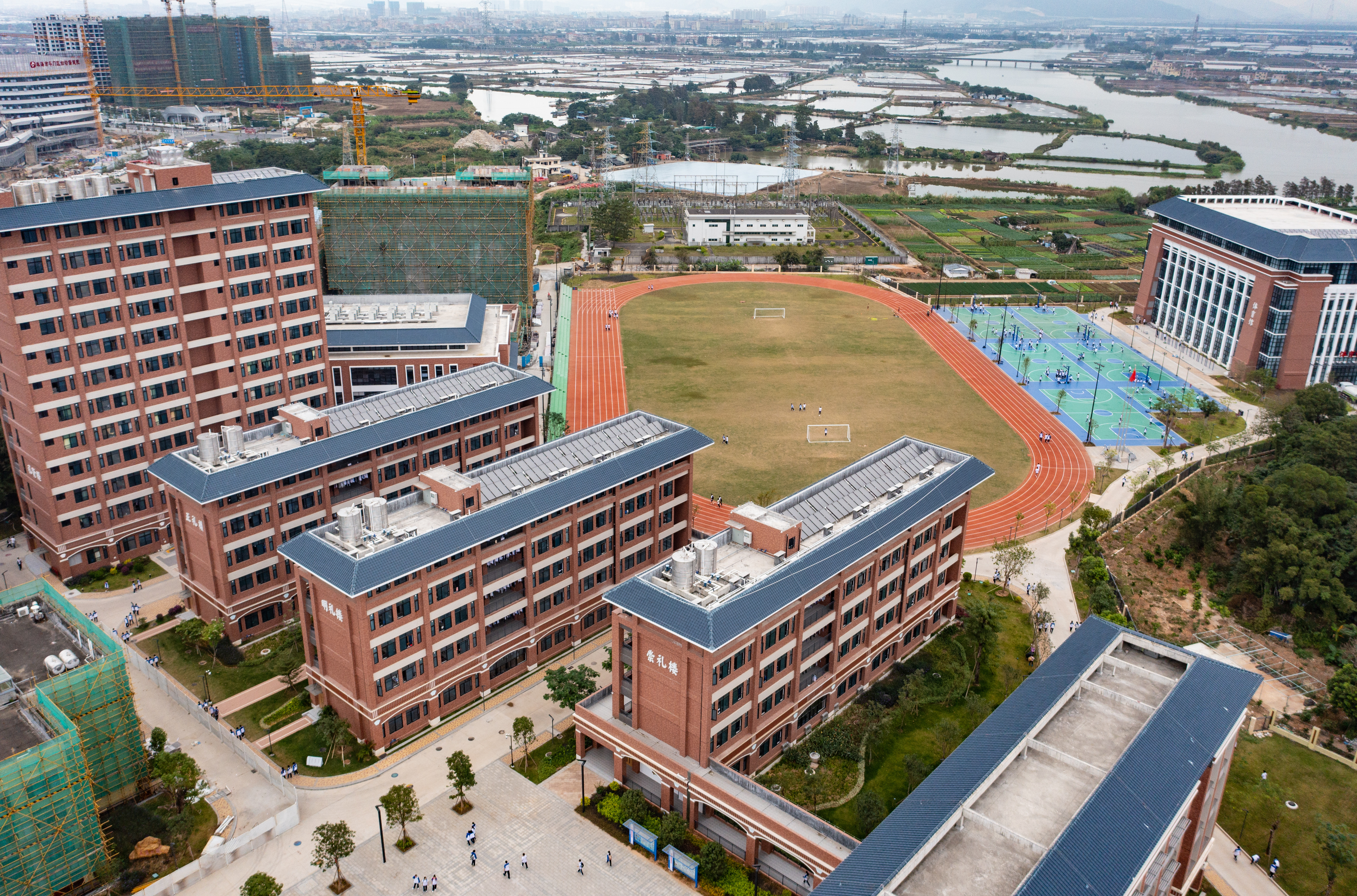 改扩建中的田家炳中学。  南方+ 关铭荣 拍摄