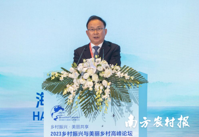 李方晖向现场观众推介新会