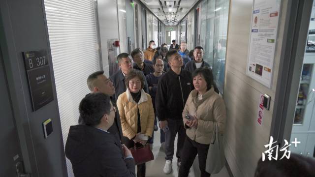 企业、商会协会代表参观汕头大学科研机构和实验室。