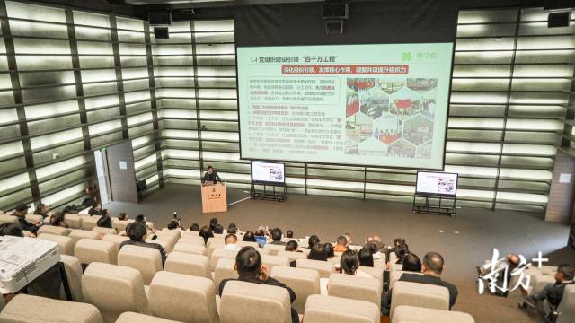 活动中,各行业商会协会和重点企业代表上台“出题”,台下院系专家定向“接招”。