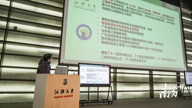 活动中,各行业商会协会和重点企业代表上台“出题”,台下院系专家定向“接招”。