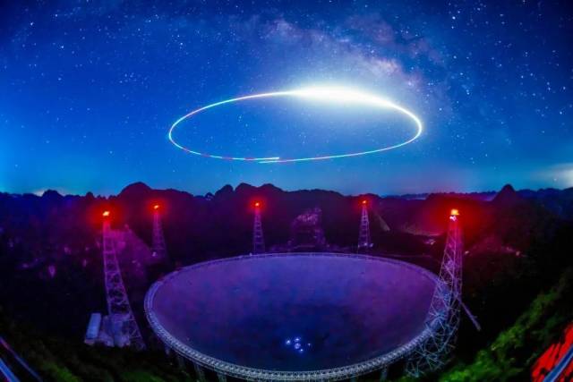 2022年7月24日拍摄的&ldquo;中国天眼&rdquo;夜景（维护保养期间拍摄，无人机光绘）。新华社记者 欧东衢 摄