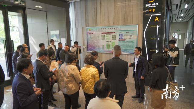 企业、商会协会代表参观汕头大学科研机构和实验室。
