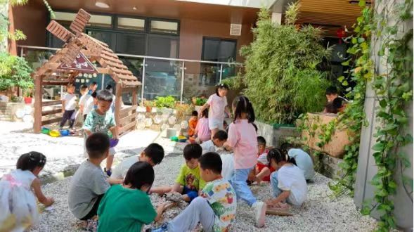 珠海市在全省率先开展公办幼儿园晚托和暑期保教服务。