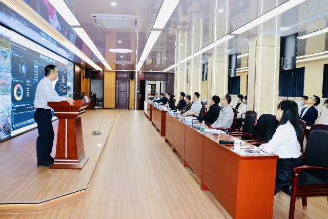 农业农村部市场与信息化司到茂名荔枝产业大数据指挥调度中心考察。