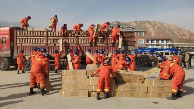 积石山县地震18小时：“最缺的是帐篷”，急需安全温暖过渡场所