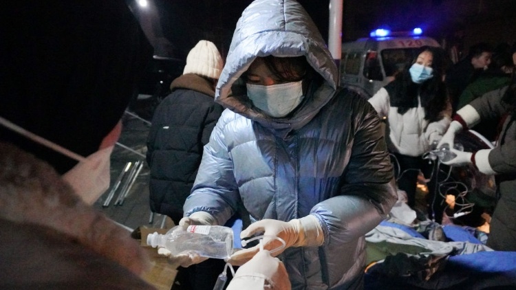 手机地震预警有用吗？为何地震总发生在夜里？