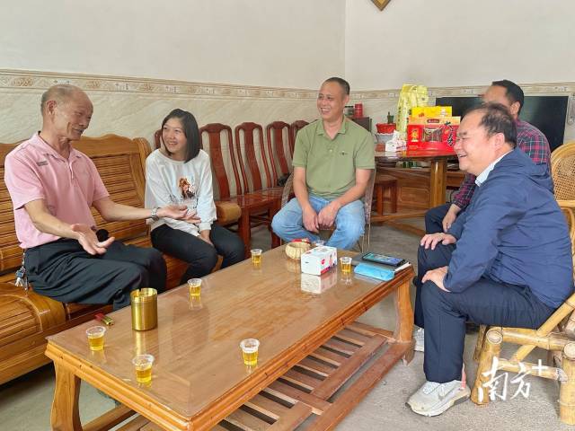 工作队走村入户，与村民打成一片。南方日报记者 黄韬炜 摄