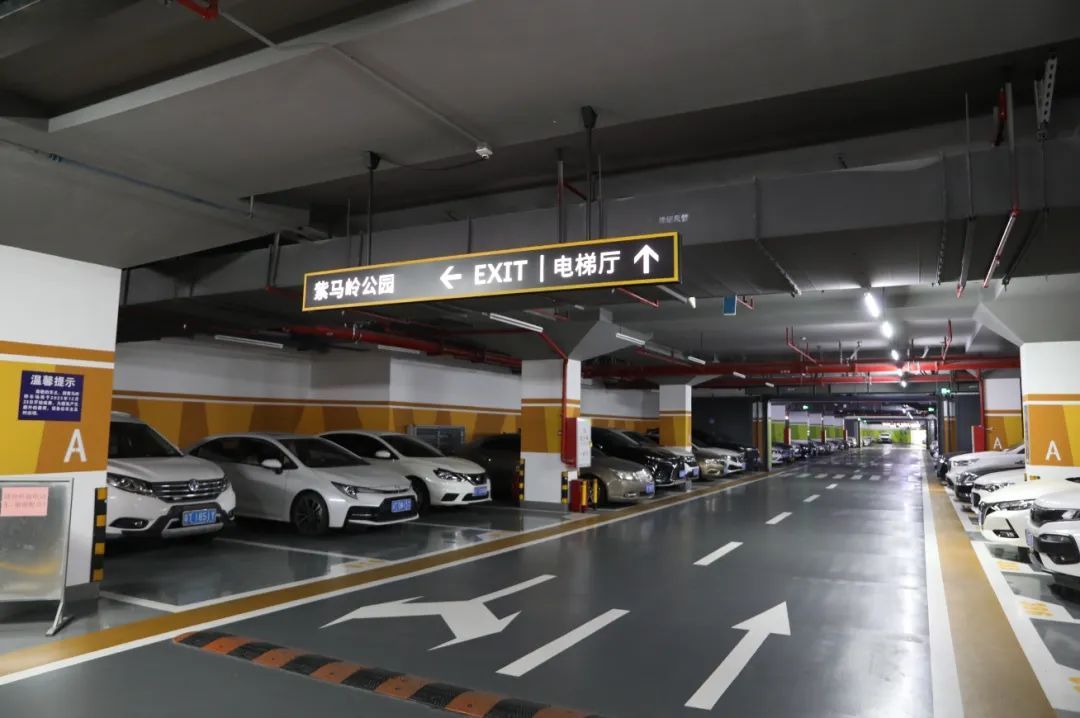 紫马岭公园北门地下停车场。记者 王云 摄 紫马岭公园北门地下停车场。记者 王云 摄