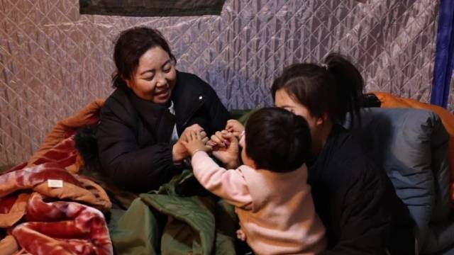 积石山震后昼与夜：寒风中的这双手，撑起我们的家园