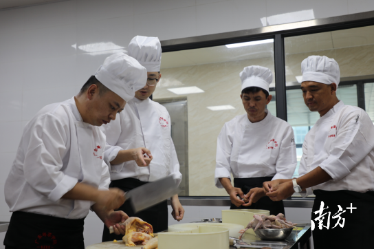  纳迪江·吐尔逊（右二）在学习粤菜烹调技艺。