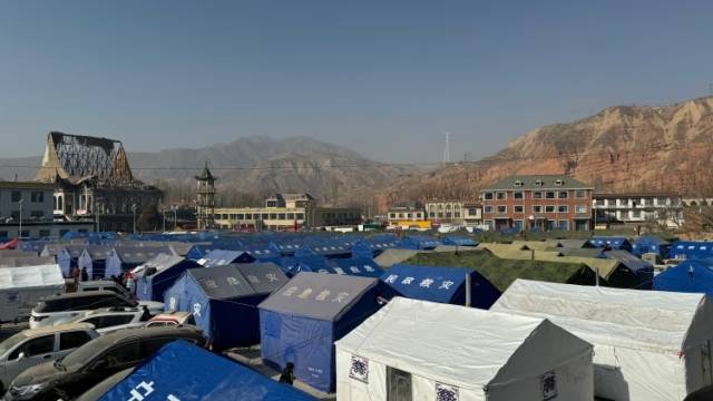 记者手记：男孩告诉我不会怕，总有一天能住回家
