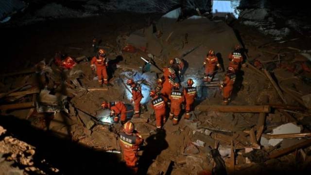 积石山地震已致135人遇难，失联人员搜救工作仍在紧张进行中