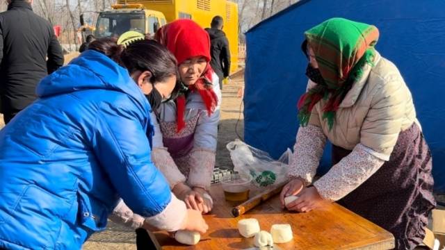 震后72小时：天寒地“动”，人间有爱