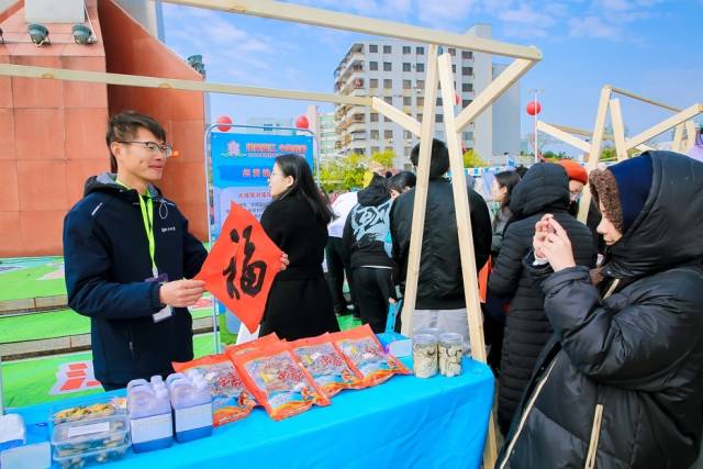 程村鎮(zhèn)紅光村養(yǎng)殖大戶謝常升在展位前亮起一張“?！弊?。