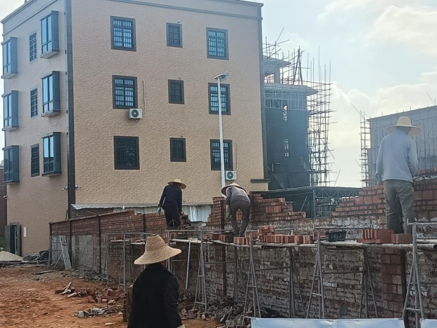 罗村小学围墙修缮中。