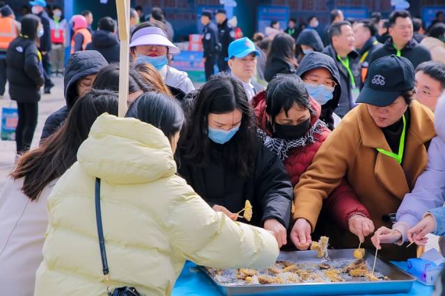 非遺美食互動區(qū)亮相了許多陽西特色美食，引來人們爭相品嘗,。