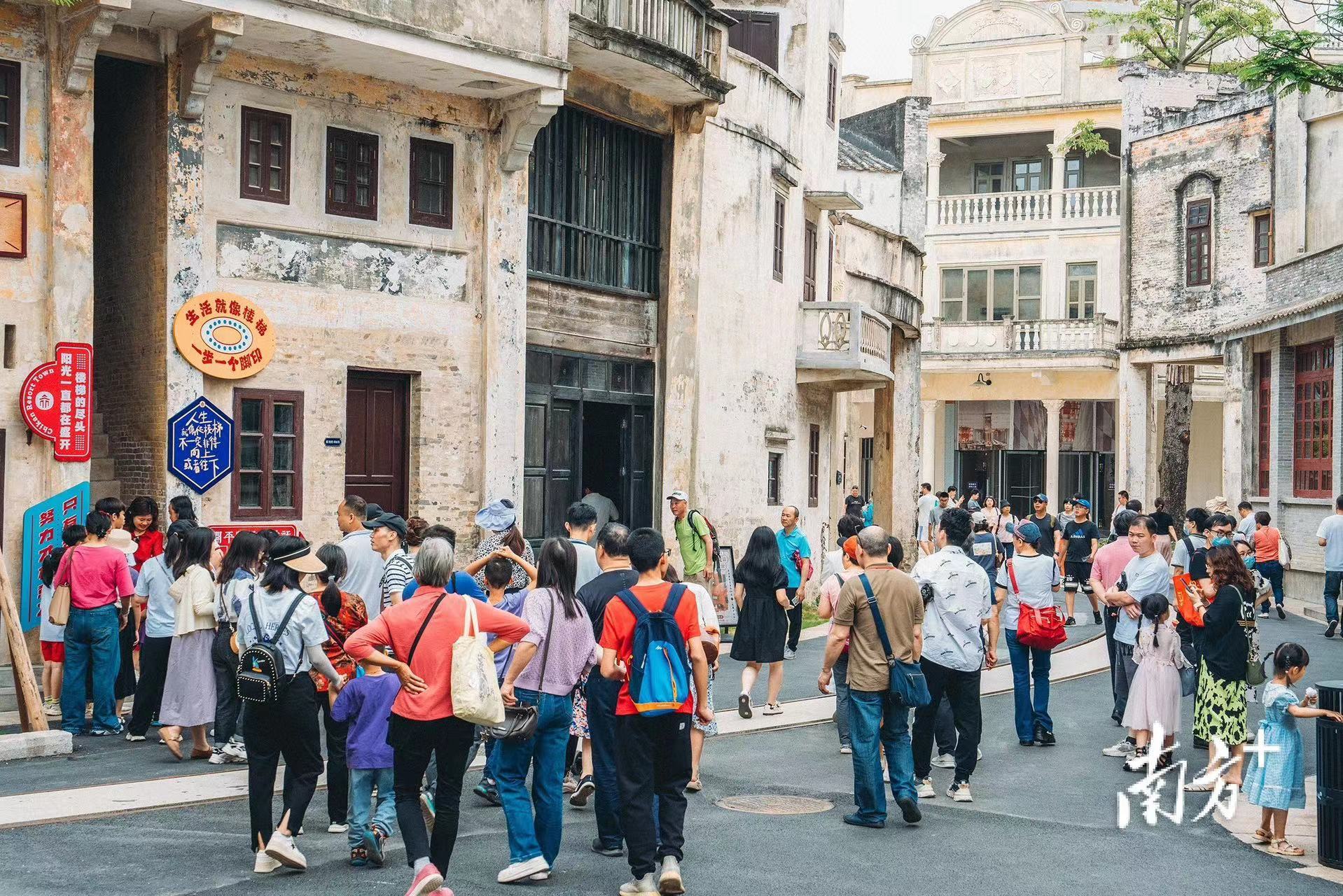 赤坎华侨古镇人气正旺。 南方+ 王俊涛 拍摄