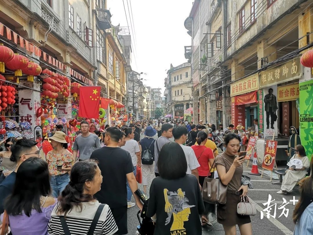 剧中“旧厂街”的取景地满是游客。