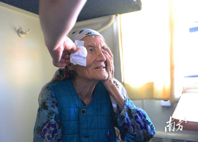 “健康快车”上，做完白内障复明手术的女患者在接受视力检查。新华社发