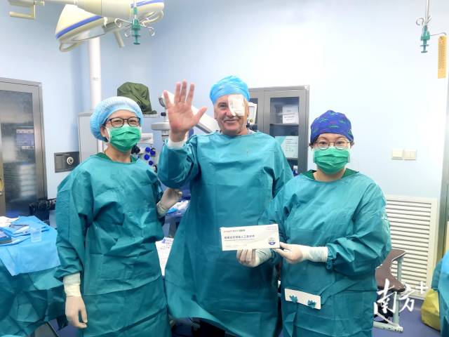 手术后，鲍永珍（左一）与吉尔吉斯斯坦的患者合影。受访者供图