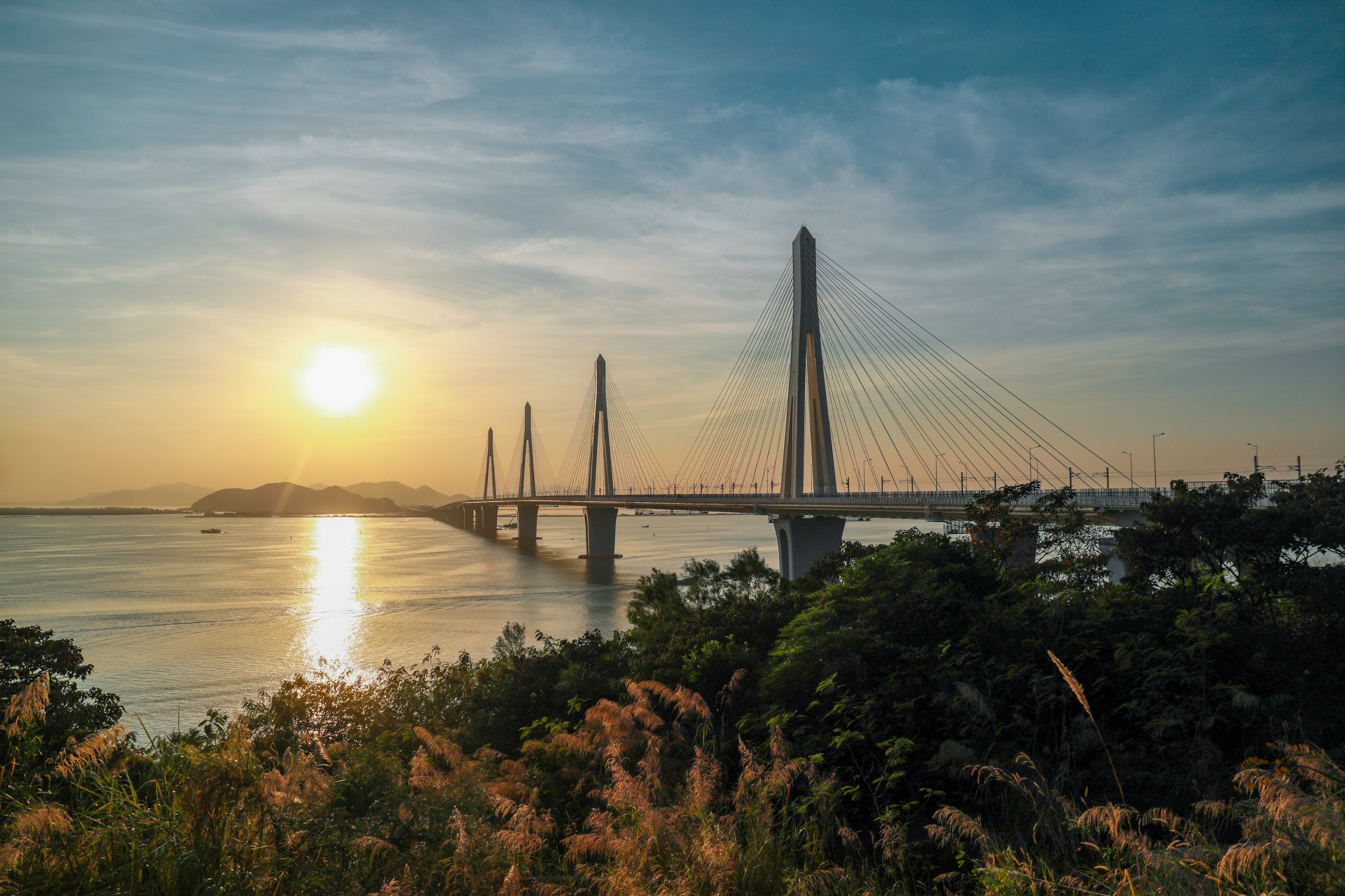 迎着冬日暖阳，从横琴远眺金海大桥飞架万里碧波之上。  