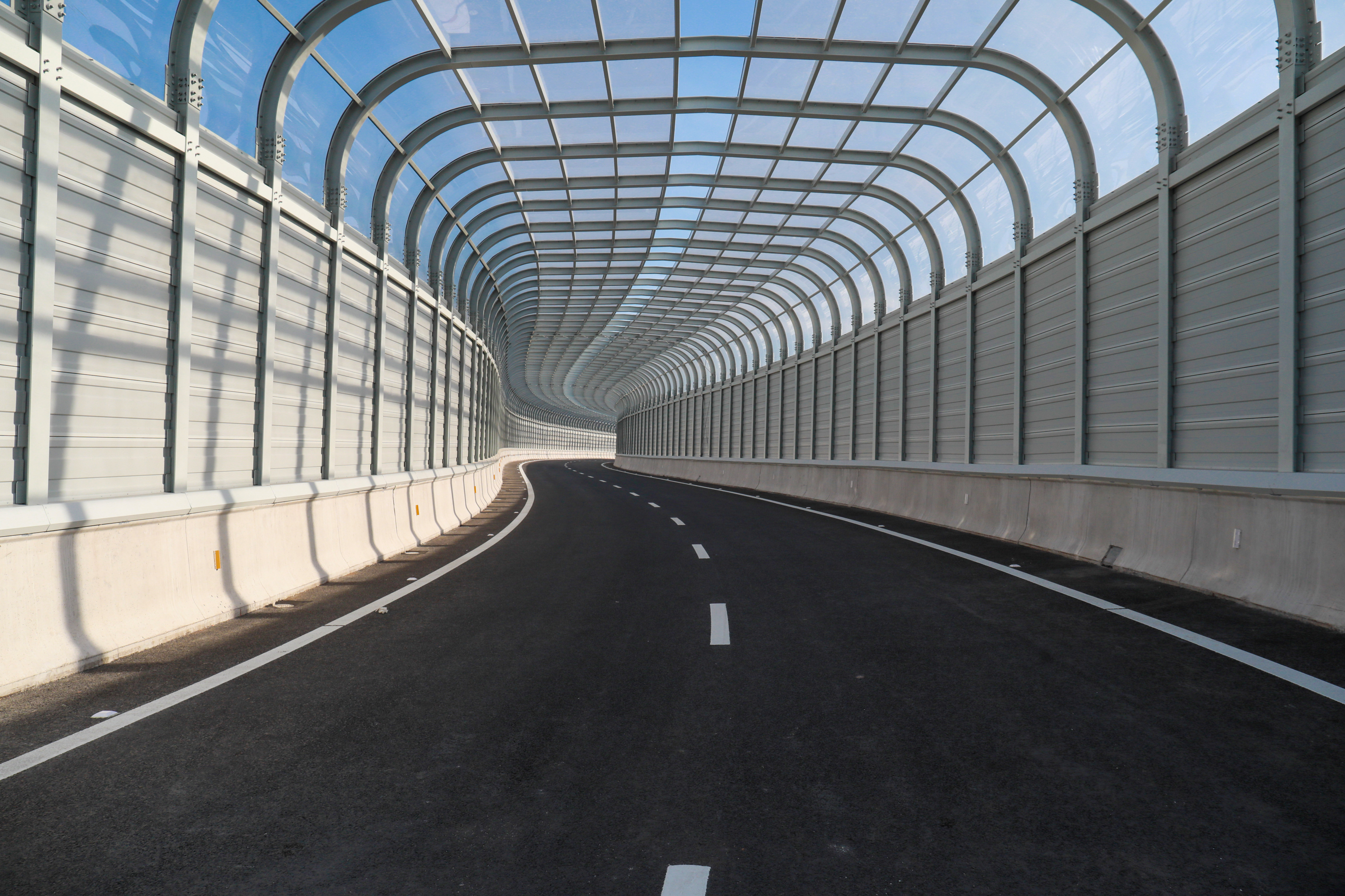 驾车从横琴驶入大桥。 