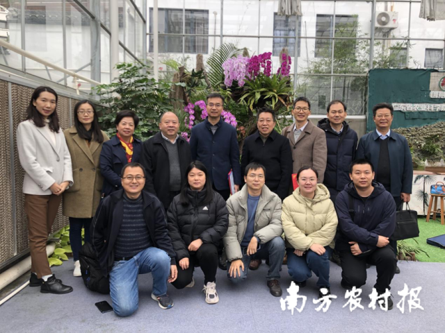 与会嘉宾在 “科创中国”“一带一路”国际花卉科创院的成果展示温室合影。