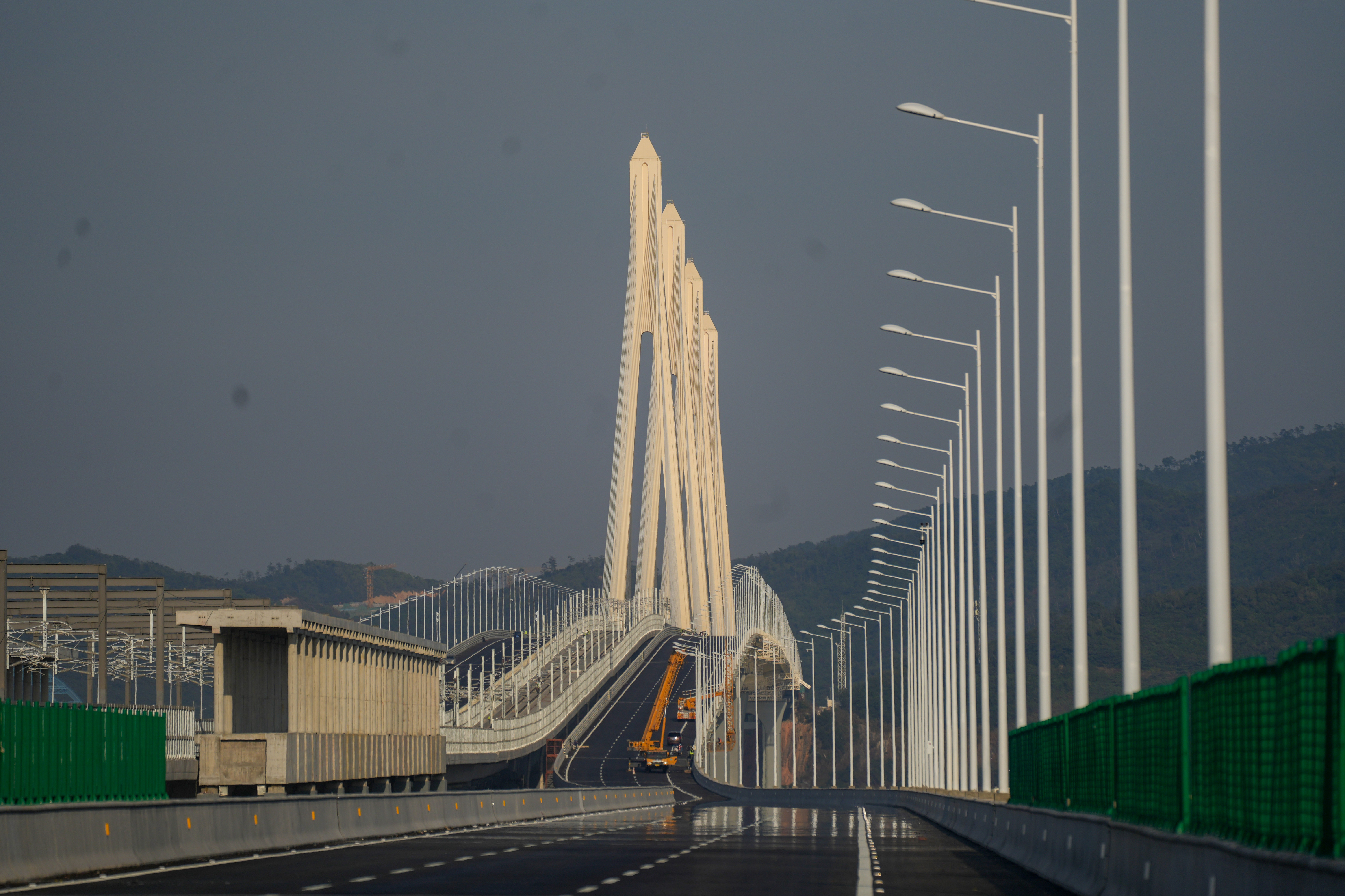 大桥开通前进行最后的安装调试。  