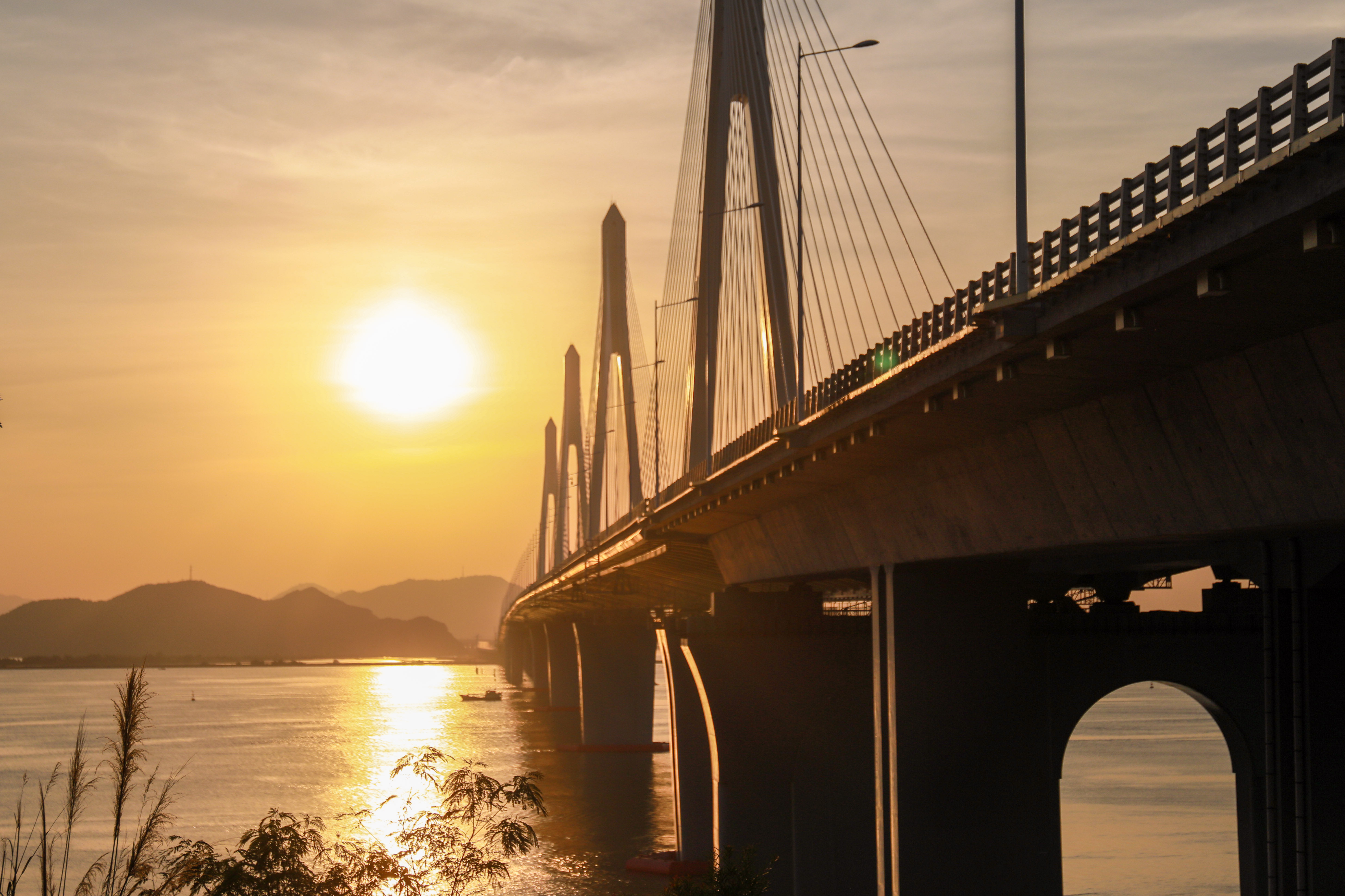 迎着冬日暖阳，从横琴远眺金海大桥飞架万里碧波之上。  