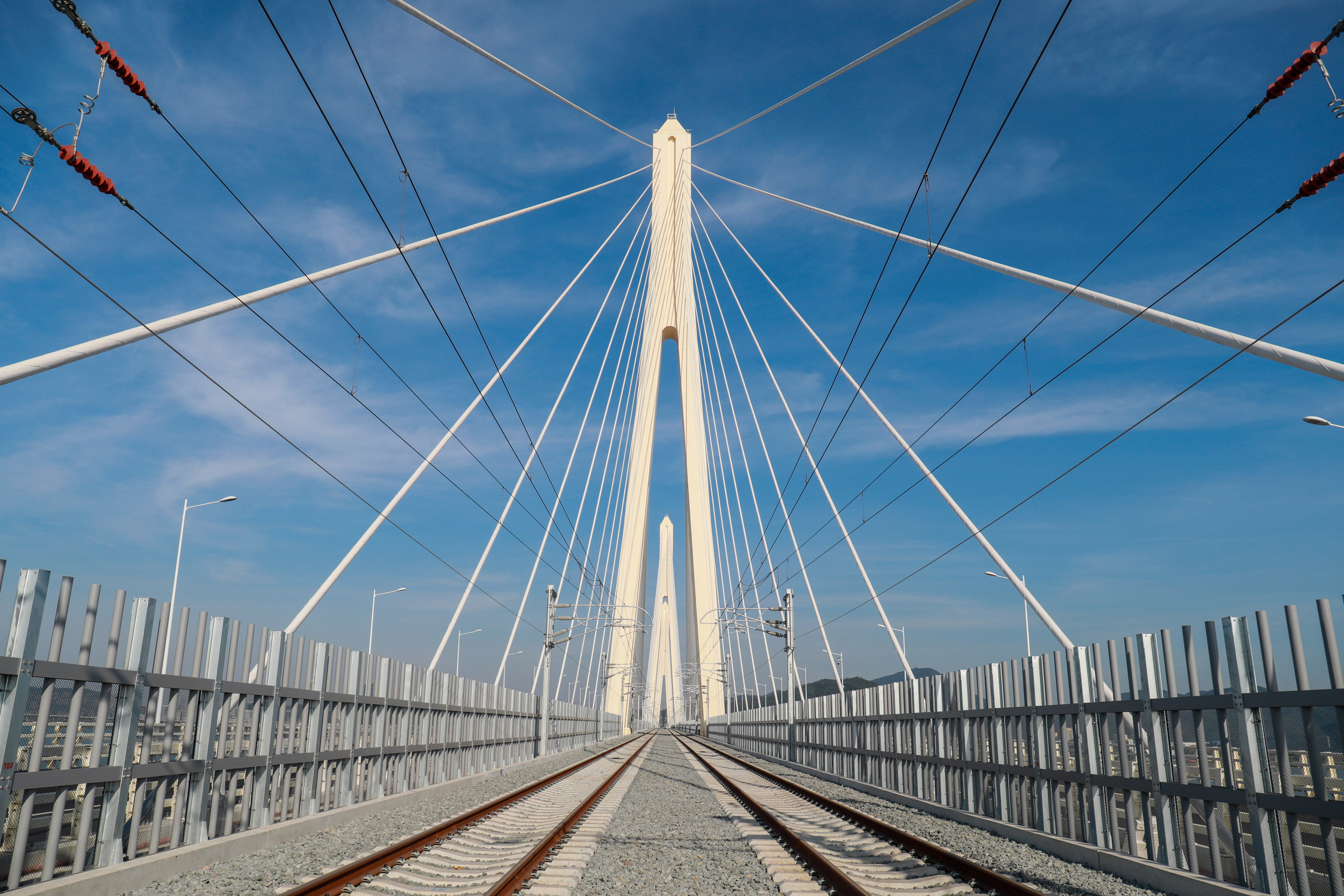 近距离接触国内首条公铁同层跨海大桥。 