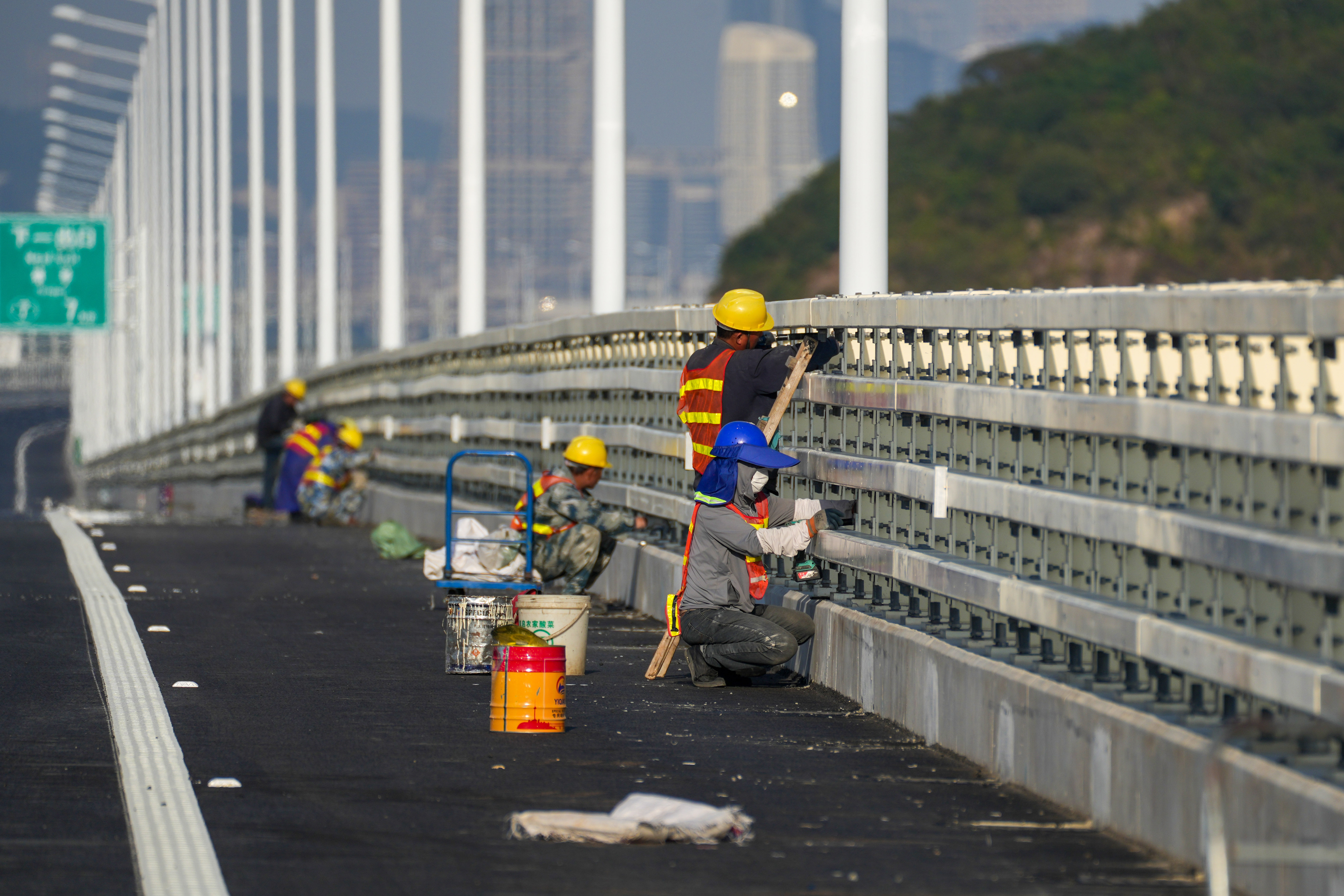 工人们为大桥开通进行最后的冲刺。  