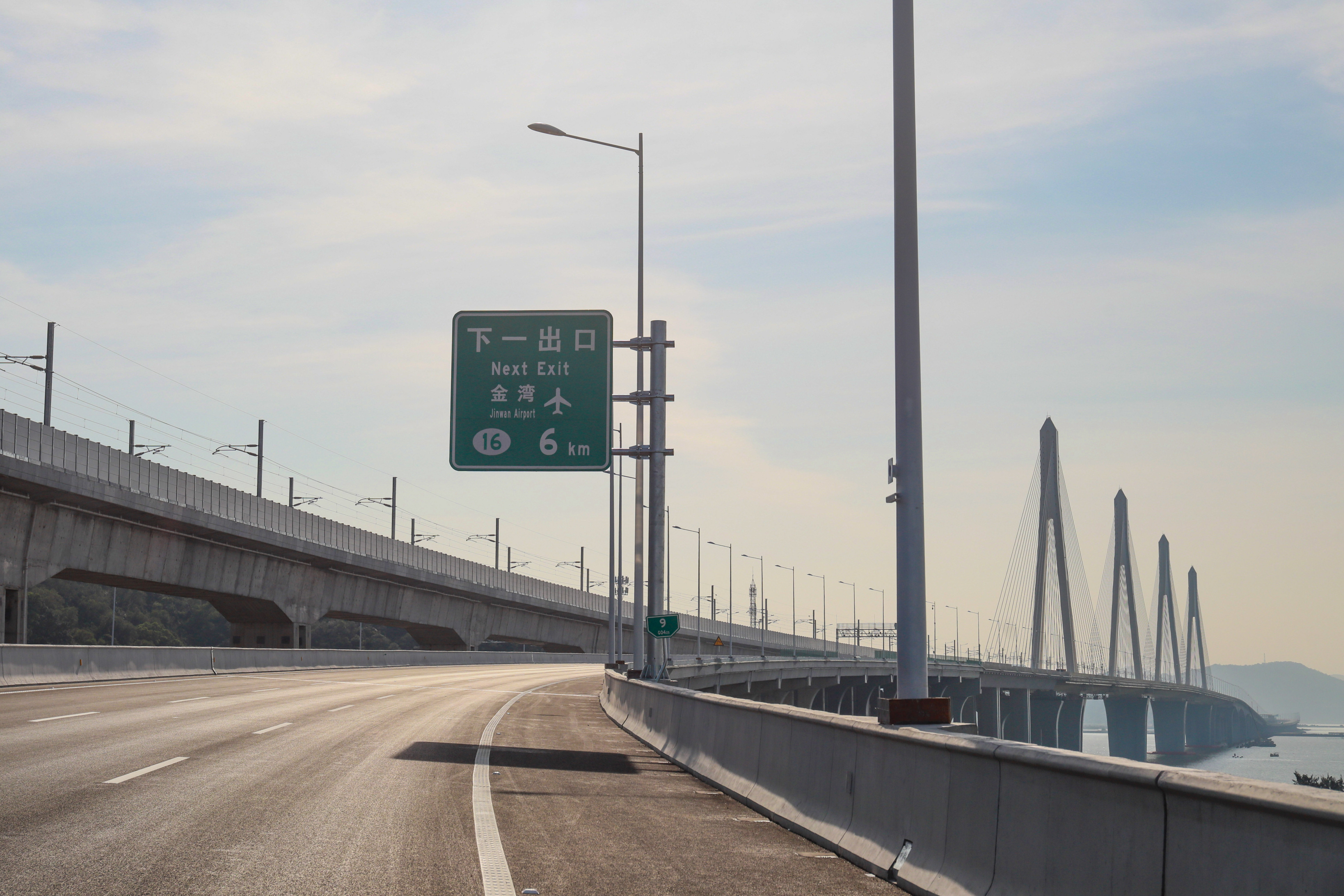 路牌显示距离金湾6公里。 