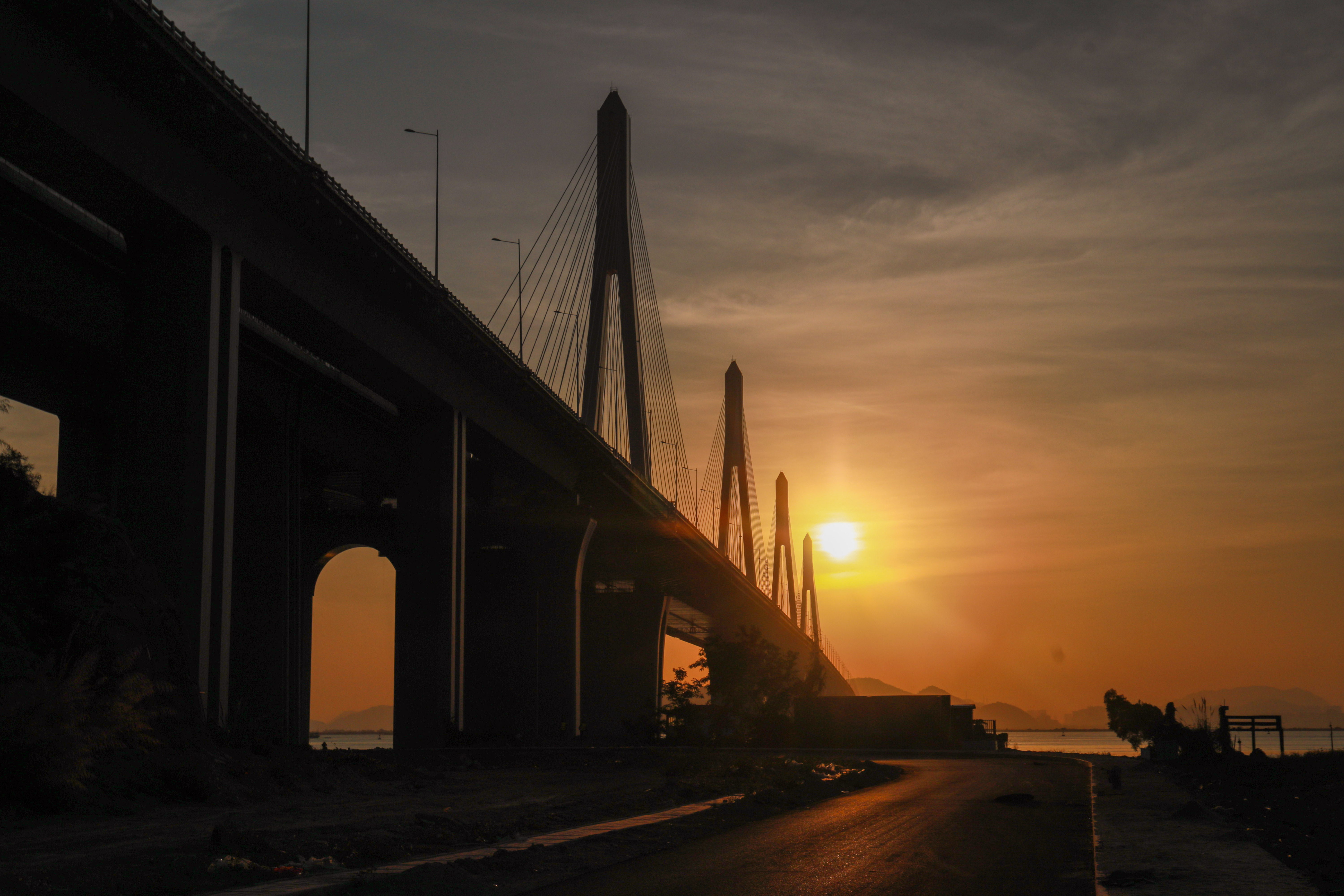 迎着冬日暖阳，珠海金海大桥大桥飞架万里碧波之上。
