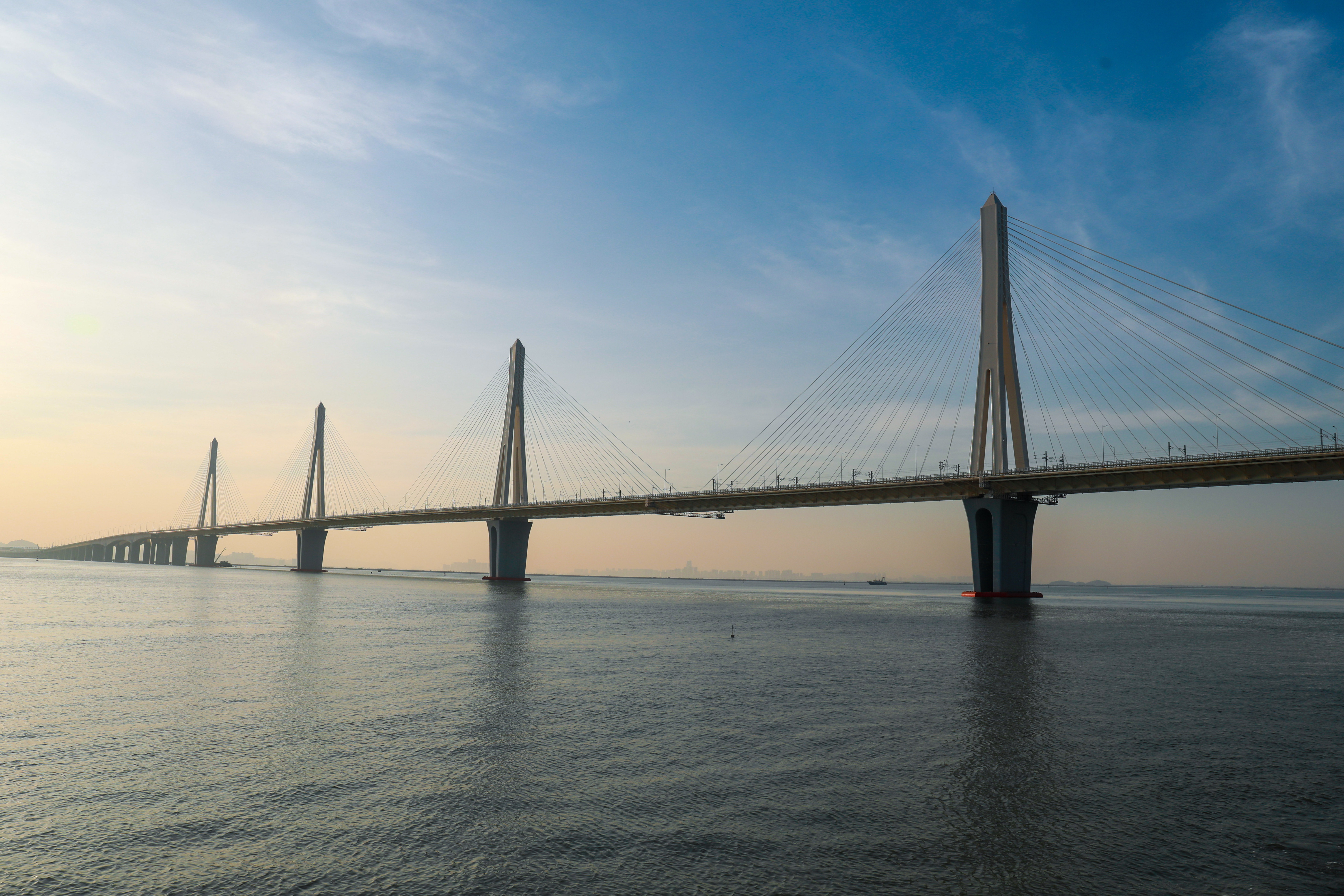 珠海金海大桥飞架万里碧波之上，舒展开气势恢宏的海上画卷。 