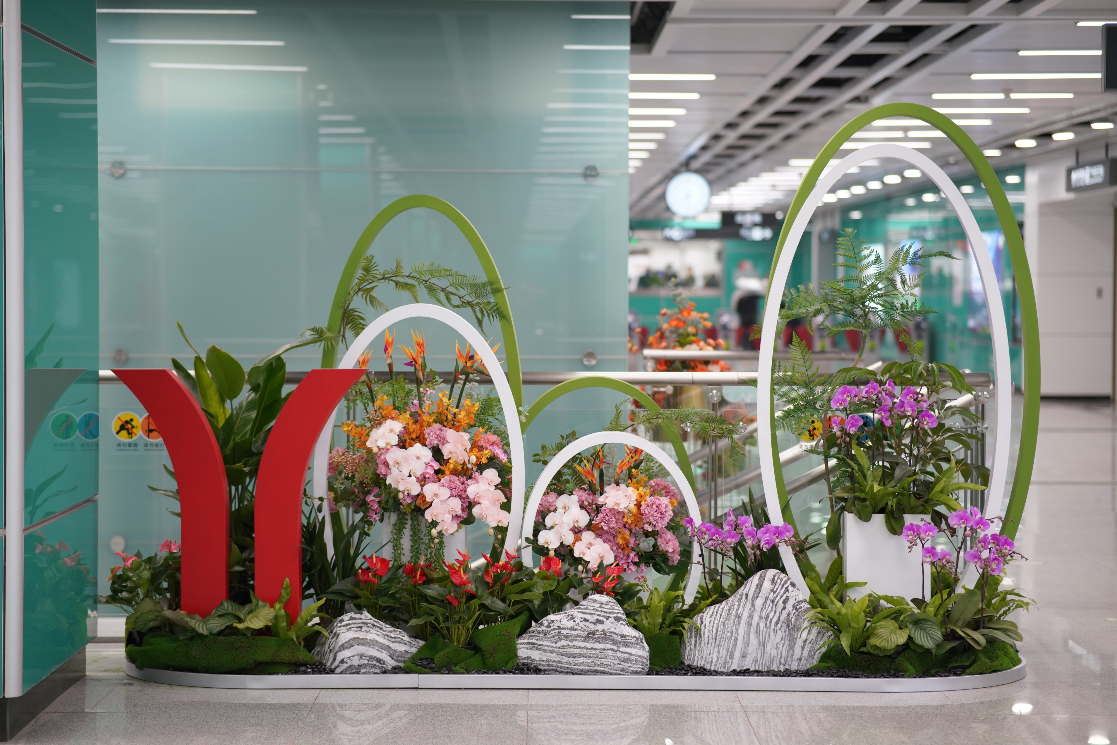 石潭站站厅和石白换乘通道设置花艺绿植装饰，让乘客出行“见绿”“见景”。 袁彦昌摄