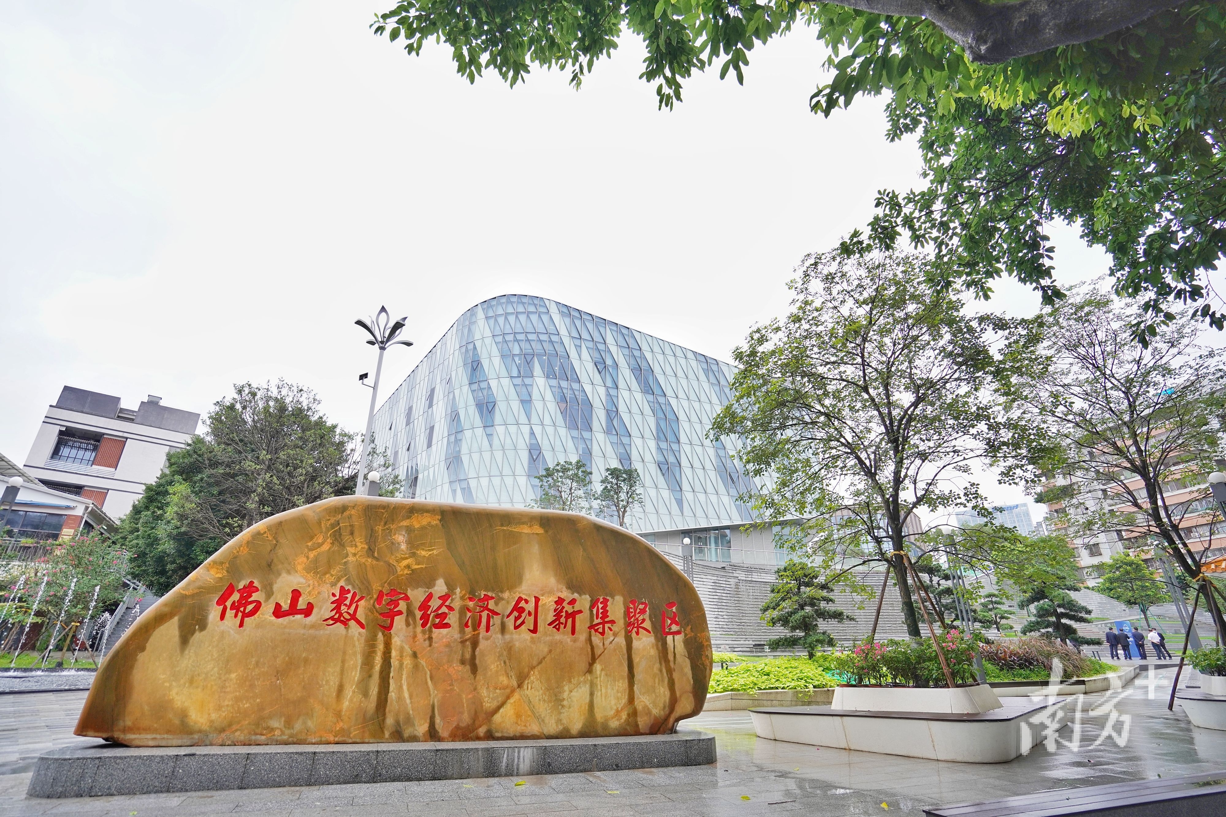 佛山数字经济创新集聚区自启建以来，吸引一大批龙头项目进驻。   罗湛贤 摄
