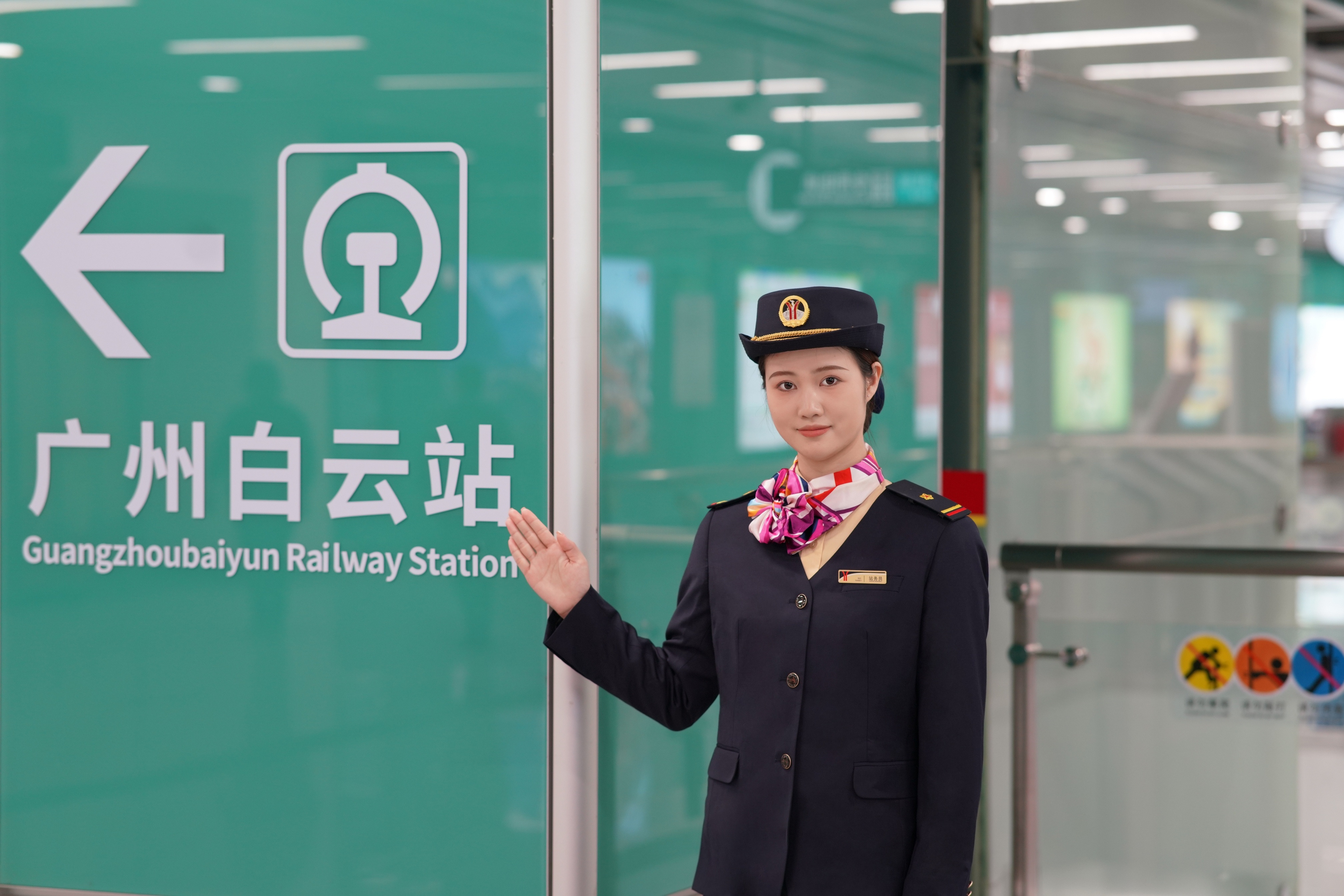 广州地铁“明星服务队”为市民乘客提供开通咨询服务。 袁彦昌摄