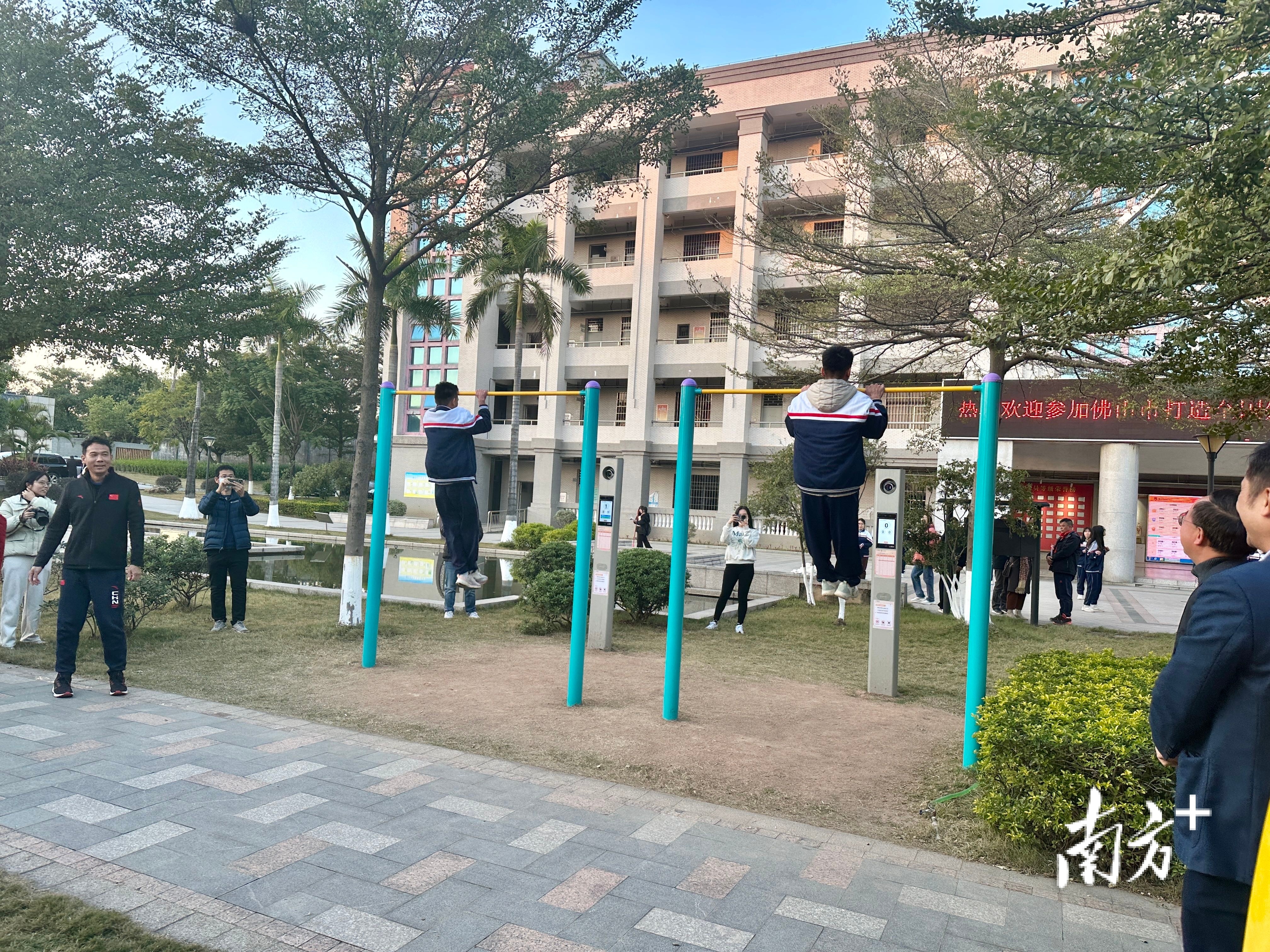 现场观摩。   王雅铄 摄