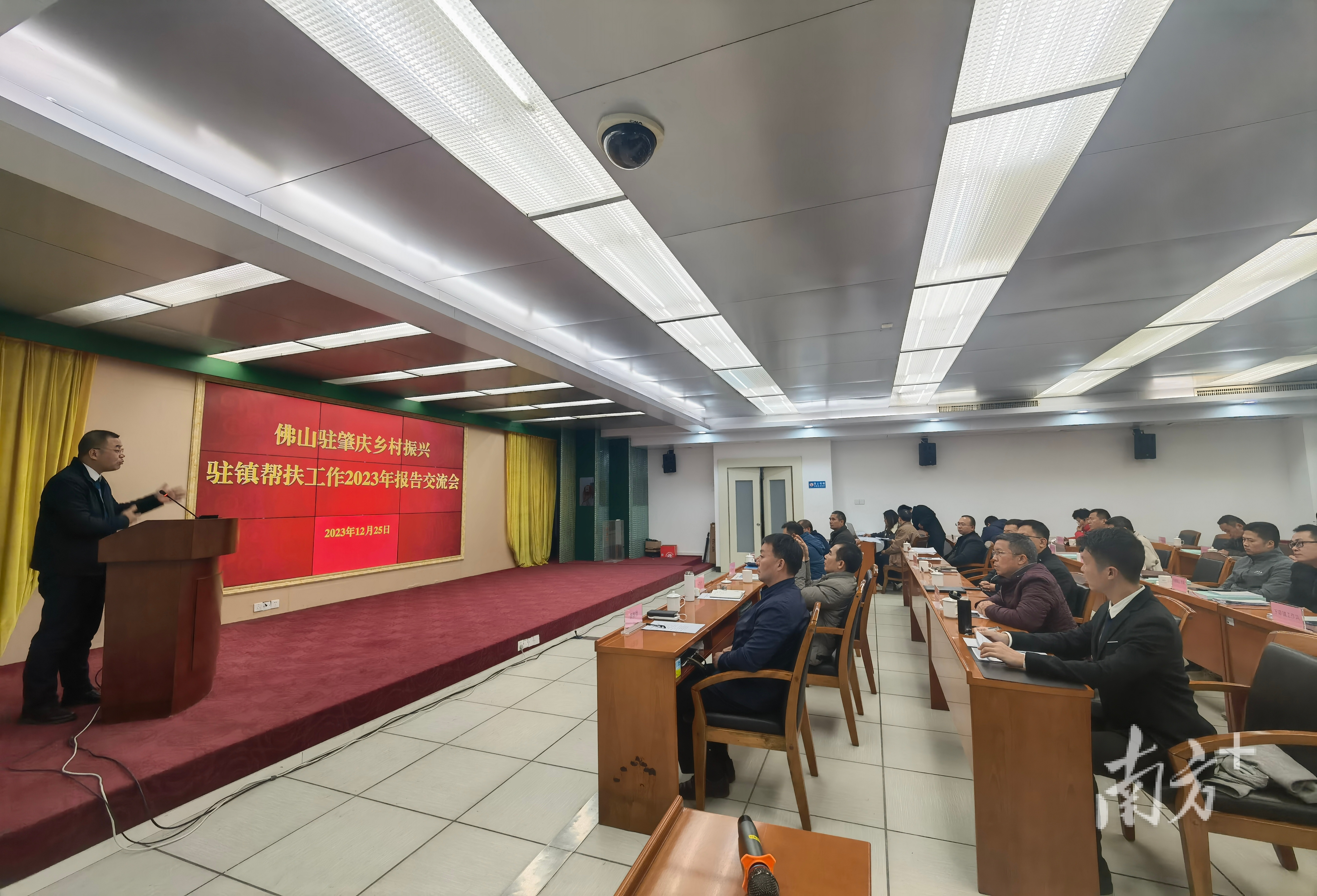 肇庆市委副秘书长、指挥部组长彭荣华对述职工作进行点评。 唐梦 摄 肇庆市委副秘书长、指挥部组长彭荣华对述职工作进行点评。 唐梦 摄