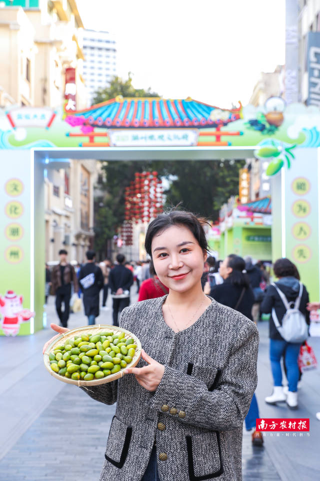 橄榄鲜果成为活动现场颇受欢迎的试尝、选购产品