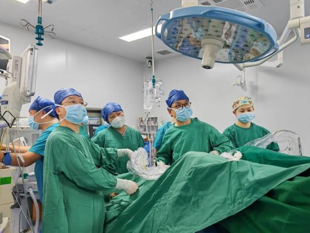 曾诚带领团队手术。